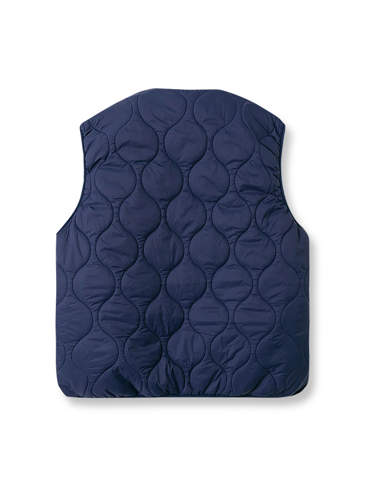 製品画像: ウェーブキルティング軽量中綿ベスト正面展示画像。立体的なウェーブキルティングデザインが特徴の軽量ベスト、秋冬のアウトドアや日常のコーディネートに最適。
詳細画像: ウェーブキルティングディテールのクローズアップ。細やかな縫製と、保温性を保ちながら膨らみを抑えたデザインが強調された素材感。