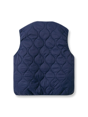 製品画像: ウェーブキルティング軽量中綿ベスト正面展示画像。立体的なウェーブキルティングデザインが特徴の軽量ベスト、秋冬のアウトドアや日常のコーディネートに最適。
詳細画像: ウェーブキルティングディテールのクローズアップ。細やかな縫製と、保温性を保ちながら膨らみを抑えたデザインが強調された素材感。