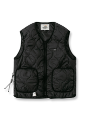 製品画像: ウェーブキルティング軽量中綿ベスト正面展示画像。立体的なウェーブキルティングデザインが特徴の軽量ベスト、秋冬のアウトドアや日常のコーディネートに最適。
詳細画像: ウェーブキルティングディテールのクローズアップ。細やかな縫製と、保温性を保ちながら膨らみを抑えたデザインが強調された素材感。