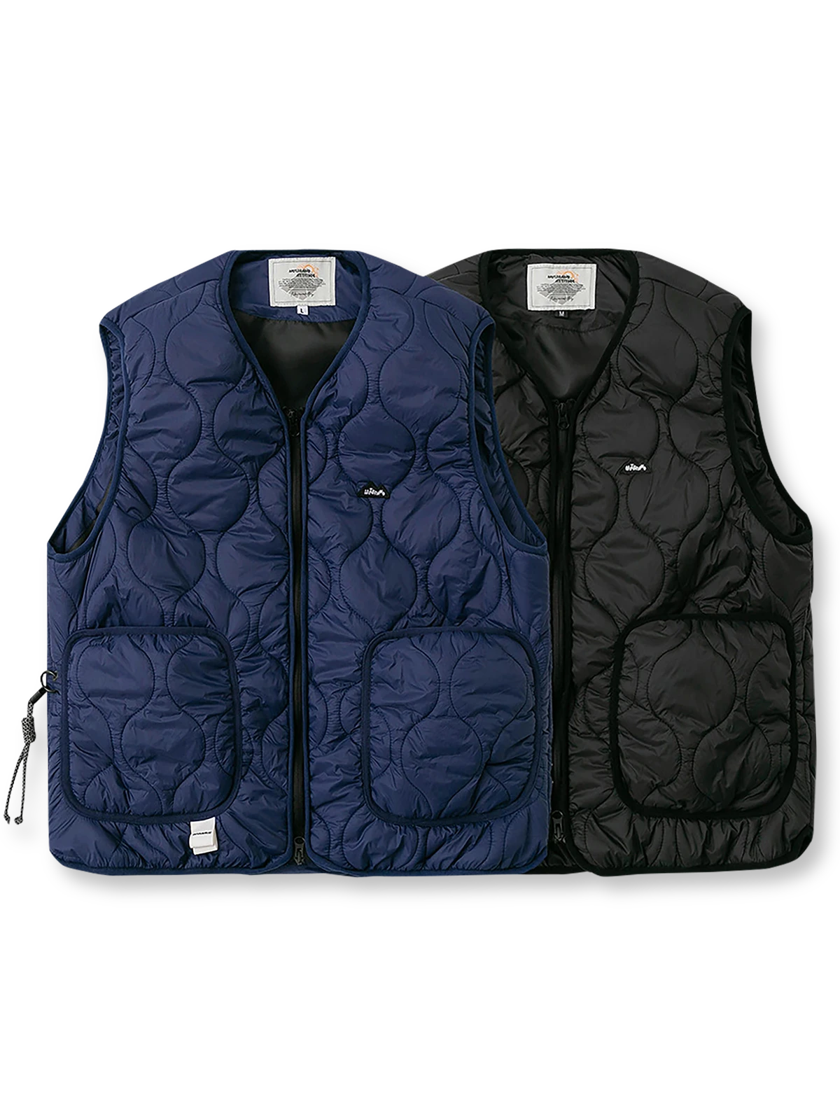 製品画像: ウェーブキルティング軽量中綿ベスト正面展示画像。立体的なウェーブキルティングデザインが特徴の軽量ベスト、秋冬のアウトドアや日常のコーディネートに最適。
詳細画像: ウェーブキルティングディテールのクローズアップ。細やかな縫製と、保温性を保ちながら膨らみを抑えたデザインが強調された素材感。