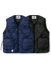 製品画像: ウェーブキルティング軽量中綿ベスト正面展示画像。立体的なウェーブキルティングデザインが特徴の軽量ベスト、秋冬のアウトドアや日常のコーディネートに最適。
詳細画像: ウェーブキルティングディテールのクローズアップ。細やかな縫製と、保温性を保ちながら膨らみを抑えたデザインが強調された素材感。