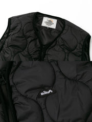 製品画像: ウェーブキルティング軽量中綿ベスト正面展示画像。立体的なウェーブキルティングデザインが特徴の軽量ベスト、秋冬のアウトドアや日常のコーディネートに最適。
詳細画像: ウェーブキルティングディテールのクローズアップ。細やかな縫製と、保温性を保ちながら膨らみを抑えたデザインが強調された素材感。