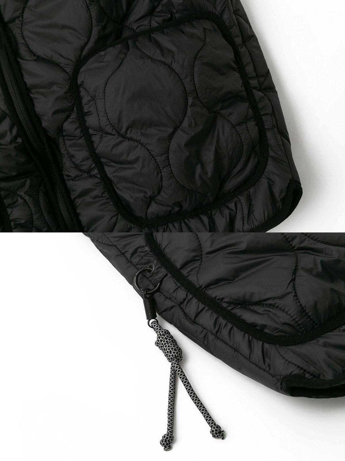 製品画像: ウェーブキルティング軽量中綿ベスト正面展示画像。立体的なウェーブキルティングデザインが特徴の軽量ベスト、秋冬のアウトドアや日常のコーディネートに最適。
詳細画像: ウェーブキルティングディテールのクローズアップ。細やかな縫製と、保温性を保ちながら膨らみを抑えたデザインが強調された素材感。