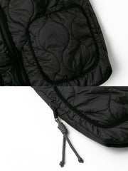 製品画像: ウェーブキルティング軽量中綿ベスト正面展示画像。立体的なウェーブキルティングデザインが特徴の軽量ベスト、秋冬のアウトドアや日常のコーディネートに最適。
詳細画像: ウェーブキルティングディテールのクローズアップ。細やかな縫製と、保温性を保ちながら膨らみを抑えたデザインが強調された素材感。