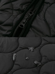 製品画像: ウェーブキルティング軽量中綿ベスト正面展示画像。立体的なウェーブキルティングデザインが特徴の軽量ベスト、秋冬のアウトドアや日常のコーディネートに最適。
詳細画像: ウェーブキルティングディテールのクローズアップ。細やかな縫製と、保温性を保ちながら膨らみを抑えたデザインが強調された素材感。