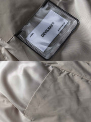 製品画像: ビンテージワークスタイルのキルティング&デザインライン中綿ジャケット正面画像、大きなポケット付きで実用性が高い、暖かさと軽さを兼ね備えたポリエステル製ジャケット。
詳細画像: キルティング加工とデザインラインのディテール、実用的な大きなポケットと立体的な縫製が特徴的な中綿ジャケット。秋冬にぴったりの暖かいアウター。