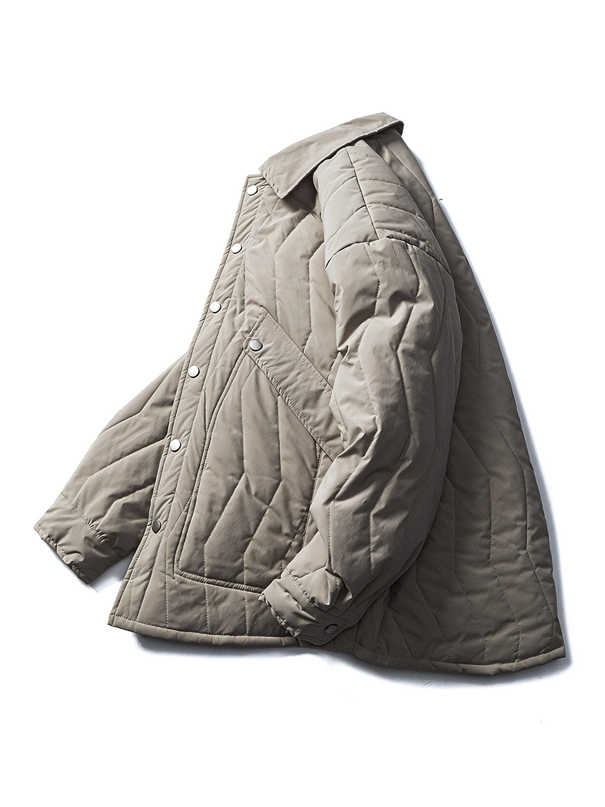 製品画像: ビンテージワークスタイルのキルティング&デザインライン中綿ジャケット正面画像、大きなポケット付きで実用性が高い、暖かさと軽さを兼ね備えたポリエステル製ジャケット。
詳細画像: キルティング加工とデザインラインのディテール、実用的な大きなポケットと立体的な縫製が特徴的な中綿ジャケット。秋冬にぴったりの暖かいアウター。