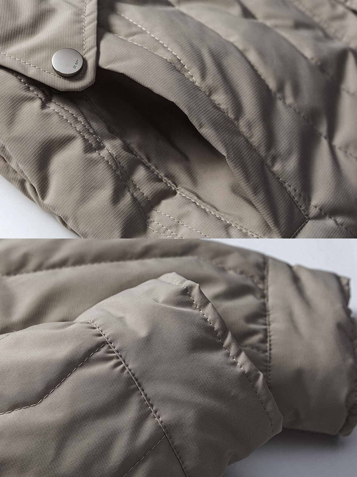 製品画像: ビンテージワークスタイルのキルティング&デザインライン中綿ジャケット正面画像、大きなポケット付きで実用性が高い、暖かさと軽さを兼ね備えたポリエステル製ジャケット。
詳細画像: キルティング加工とデザインラインのディテール、実用的な大きなポケットと立体的な縫製が特徴的な中綿ジャケット。秋冬にぴったりの暖かいアウター。