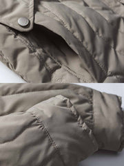 製品画像: ビンテージワークスタイルのキルティング&デザインライン中綿ジャケット正面画像、大きなポケット付きで実用性が高い、暖かさと軽さを兼ね備えたポリエステル製ジャケット。
詳細画像: キルティング加工とデザインラインのディテール、実用的な大きなポケットと立体的な縫製が特徴的な中綿ジャケット。秋冬にぴったりの暖かいアウター。