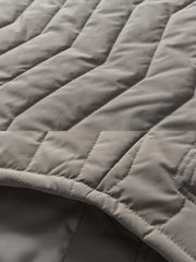 製品画像: ビンテージワークスタイルのキルティング&デザインライン中綿ジャケット正面画像、大きなポケット付きで実用性が高い、暖かさと軽さを兼ね備えたポリエステル製ジャケット。
詳細画像: キルティング加工とデザインラインのディテール、実用的な大きなポケットと立体的な縫製が特徴的な中綿ジャケット。秋冬にぴったりの暖かいアウター。