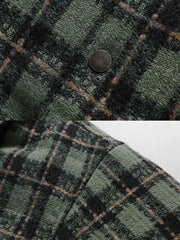 製品画像: クラシックなチェック柄中綿ジャケットの正面展示画像、ダウンコットン充填で秋冬にぴったりな暖かさを提供するジャケット。
詳細画像: チェック柄のディテールとダウンコットン充填デザイン、保温性と快適性を兼ね備えた中綿ジャケットの生地感。