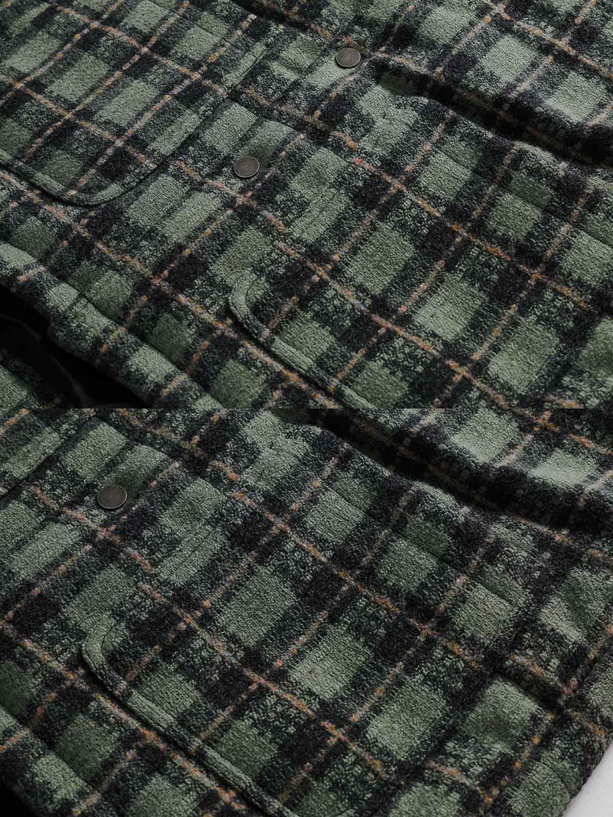 製品画像: クラシックなチェック柄中綿ジャケットの正面展示画像、ダウンコットン充填で秋冬にぴったりな暖かさを提供するジャケット。
詳細画像: チェック柄のディテールとダウンコットン充填デザイン、保温性と快適性を兼ね備えた中綿ジャケットの生地感。