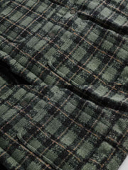 製品画像: クラシックなチェック柄中綿ジャケットの正面展示画像、ダウンコットン充填で秋冬にぴったりな暖かさを提供するジャケット。
詳細画像: チェック柄のディテールとダウンコットン充填デザイン、保温性と快適性を兼ね備えた中綿ジャケットの生地感。