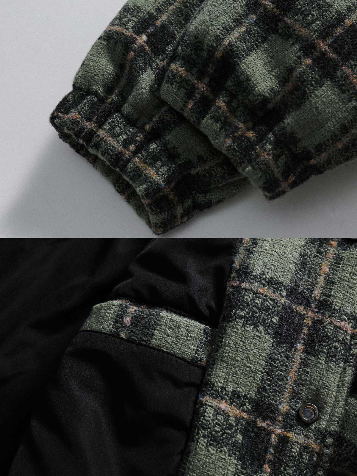 製品画像: クラシックなチェック柄中綿ジャケットの正面展示画像、ダウンコットン充填で秋冬にぴったりな暖かさを提供するジャケット。
詳細画像: チェック柄のディテールとダウンコットン充填デザイン、保温性と快適性を兼ね備えた中綿ジャケットの生地感。