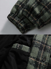 製品画像: クラシックなチェック柄中綿ジャケットの正面展示画像、ダウンコットン充填で秋冬にぴったりな暖かさを提供するジャケット。
詳細画像: チェック柄のディテールとダウンコットン充填デザイン、保温性と快適性を兼ね備えた中綿ジャケットの生地感。