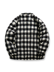 製品画像: クラシックなチェック柄中綿ジャケットの正面展示画像、ダウンコットン充填で秋冬にぴったりな暖かさを提供するジャケット。
詳細画像: チェック柄のディテールとダウンコットン充填デザイン、保温性と快適性を兼ね備えた中綿ジャケットの生地感。