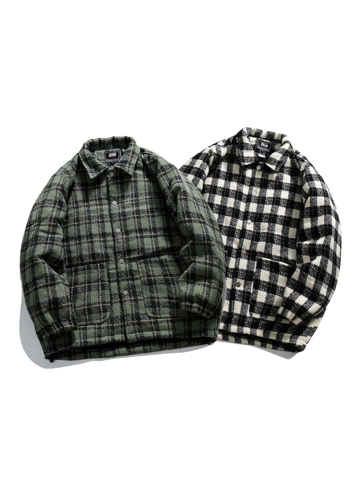 製品画像: クラシックなチェック柄中綿ジャケットの正面展示画像、ダウンコットン充填で秋冬にぴったりな暖かさを提供するジャケット。
詳細画像: チェック柄のディテールとダウンコットン充填デザイン、保温性と快適性を兼ね備えた中綿ジャケットの生地感。