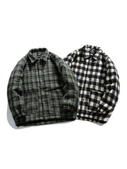 製品画像: クラシックなチェック柄中綿ジャケットの正面展示画像、ダウンコットン充填で秋冬にぴったりな暖かさを提供するジャケット。
詳細画像: チェック柄のディテールとダウンコットン充填デザイン、保温性と快適性を兼ね備えた中綿ジャケットの生地感。