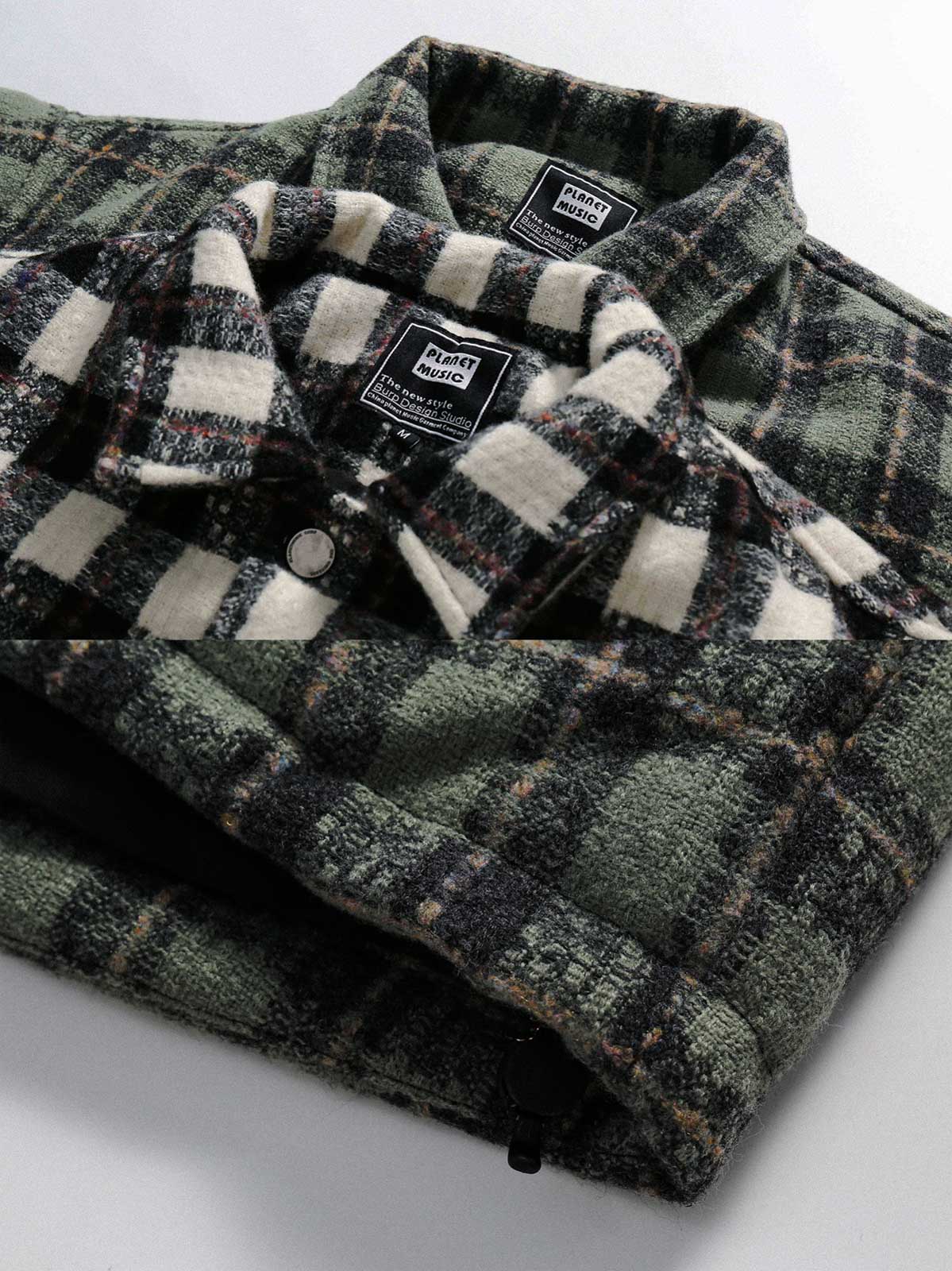 製品画像: クラシックなチェック柄中綿ジャケットの正面展示画像、ダウンコットン充填で秋冬にぴったりな暖かさを提供するジャケット。
詳細画像: チェック柄のディテールとダウンコットン充填デザイン、保温性と快適性を兼ね備えた中綿ジャケットの生地感。