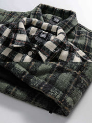 製品画像: クラシックなチェック柄中綿ジャケットの正面展示画像、ダウンコットン充填で秋冬にぴったりな暖かさを提供するジャケット。
詳細画像: チェック柄のディテールとダウンコットン充填デザイン、保温性と快適性を兼ね備えた中綿ジャケットの生地感。