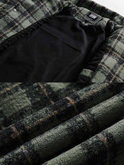 製品画像: クラシックなチェック柄中綿ジャケットの正面展示画像、ダウンコットン充填で秋冬にぴったりな暖かさを提供するジャケット。
詳細画像: チェック柄のディテールとダウンコットン充填デザイン、保温性と快適性を兼ね備えた中綿ジャケットの生地感。