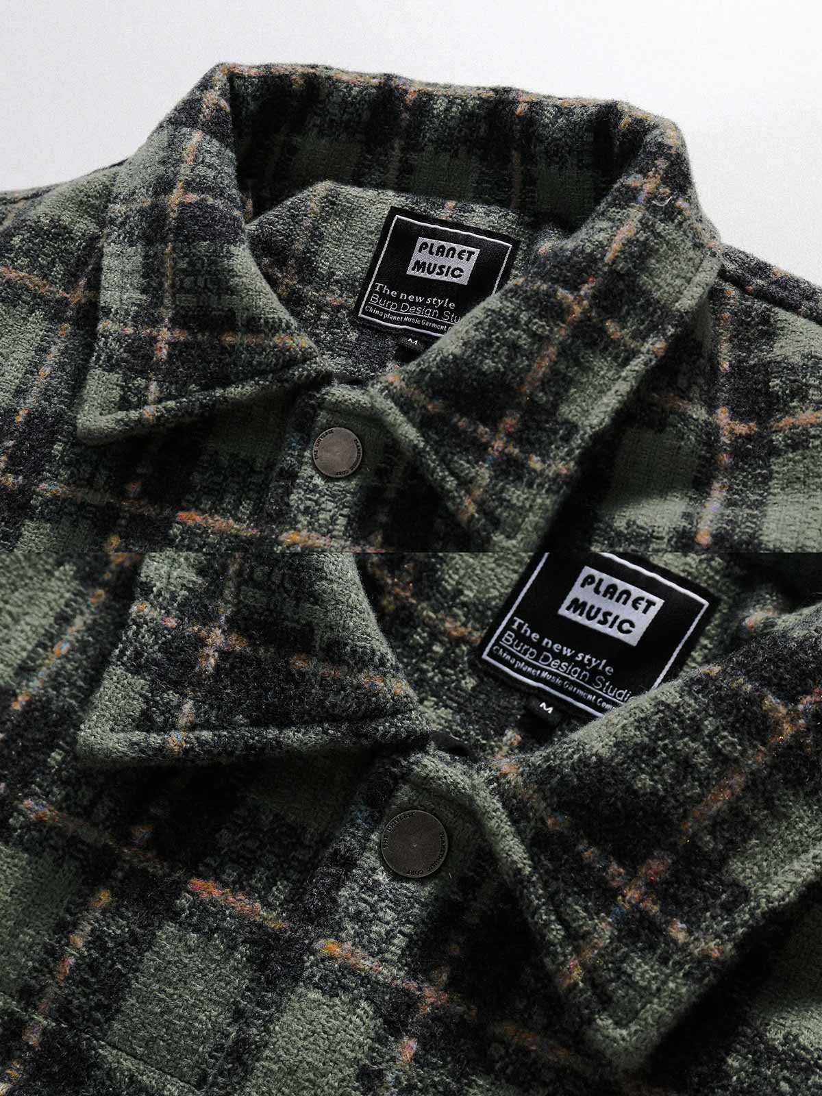 製品画像: クラシックなチェック柄中綿ジャケットの正面展示画像、ダウンコットン充填で秋冬にぴったりな暖かさを提供するジャケット。
詳細画像: チェック柄のディテールとダウンコットン充填デザイン、保温性と快適性を兼ね備えた中綿ジャケットの生地感。