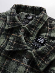 製品画像: クラシックなチェック柄中綿ジャケットの正面展示画像、ダウンコットン充填で秋冬にぴったりな暖かさを提供するジャケット。
詳細画像: チェック柄のディテールとダウンコットン充填デザイン、保温性と快適性を兼ね備えた中綿ジャケットの生地感。