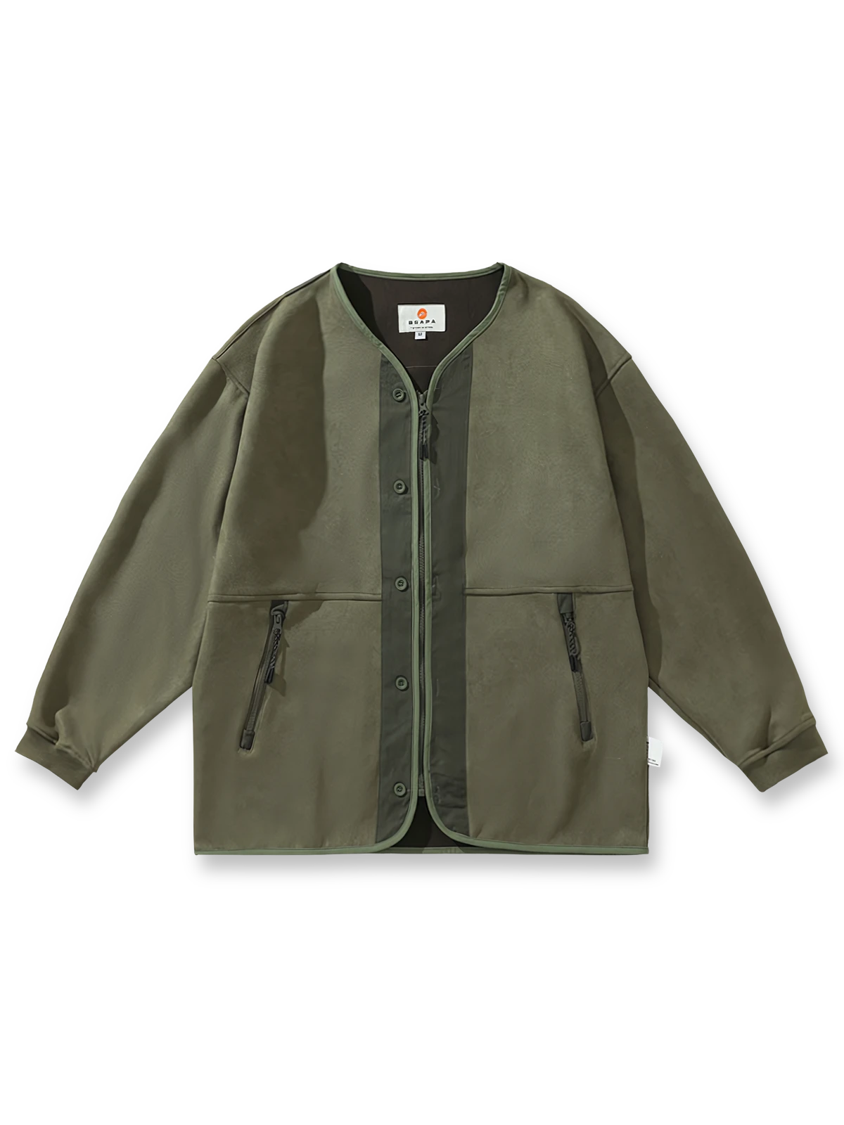 製品画像: スエード調バッチワークVネックジャケットの正面展示画像、ファッション性と実用性を兼ね備えたトレンド感あふれるワークジャケット。
詳細画像: スエード調バッチワークデザインとVネックカーディガンスタイルのディテール、柔らかく快適な素材感とデザイン性を強調。