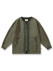 製品画像: スエード調バッチワークVネックジャケットの正面展示画像、ファッション性と実用性を兼ね備えたトレンド感あふれるワークジャケット。
詳細画像: スエード調バッチワークデザインとVネックカーディガンスタイルのディテール、柔らかく快適な素材感とデザイン性を強調。