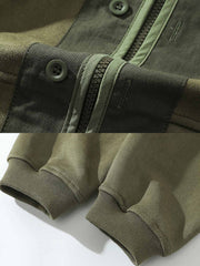 製品画像: スエード調バッチワークVネックジャケットの正面展示画像、ファッション性と実用性を兼ね備えたトレンド感あふれるワークジャケット。
詳細画像: スエード調バッチワークデザインとVネックカーディガンスタイルのディテール、柔らかく快適な素材感とデザイン性を強調。