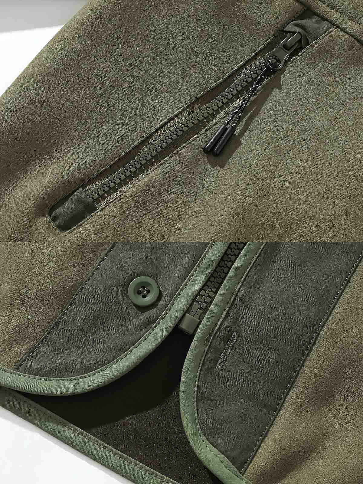 製品画像: スエード調バッチワークVネックジャケットの正面展示画像、ファッション性と実用性を兼ね備えたトレンド感あふれるワークジャケット。
詳細画像: スエード調バッチワークデザインとVネックカーディガンスタイルのディテール、柔らかく快適な素材感とデザイン性を強調。