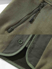 製品画像: スエード調バッチワークVネックジャケットの正面展示画像、ファッション性と実用性を兼ね備えたトレンド感あふれるワークジャケット。
詳細画像: スエード調バッチワークデザインとVネックカーディガンスタイルのディテール、柔らかく快適な素材感とデザイン性を強調。