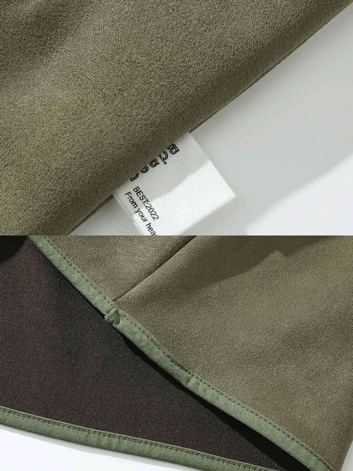 製品画像: スエード調バッチワークVネックジャケットの正面展示画像、ファッション性と実用性を兼ね備えたトレンド感あふれるワークジャケット。
詳細画像: スエード調バッチワークデザインとVネックカーディガンスタイルのディテール、柔らかく快適な素材感とデザイン性を強調。