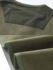 製品画像: スエード調バッチワークVネックジャケットの正面展示画像、ファッション性と実用性を兼ね備えたトレンド感あふれるワークジャケット。
詳細画像: スエード調バッチワークデザインとVネックカーディガンスタイルのディテール、柔らかく快適な素材感とデザイン性を強調。