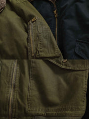 製品画像: 裏起毛厚手フライトジャケットの正面展示画像、アメカジスタイルでデザインされた高密度コットン生地と優れた保温性を提供するジャケット。
詳細画像: フライトジャケットの袖口と裾の高密度リブデザインのディテール、裏起毛で暖かさを強化し、立体感のあるシルエットを演出。