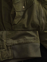 製品画像: 裏起毛厚手フライトジャケットの正面展示画像、アメカジスタイルでデザインされた高密度コットン生地と優れた保温性を提供するジャケット。
詳細画像: フライトジャケットの袖口と裾の高密度リブデザインのディテール、裏起毛で暖かさを強化し、立体感のあるシルエットを演出。