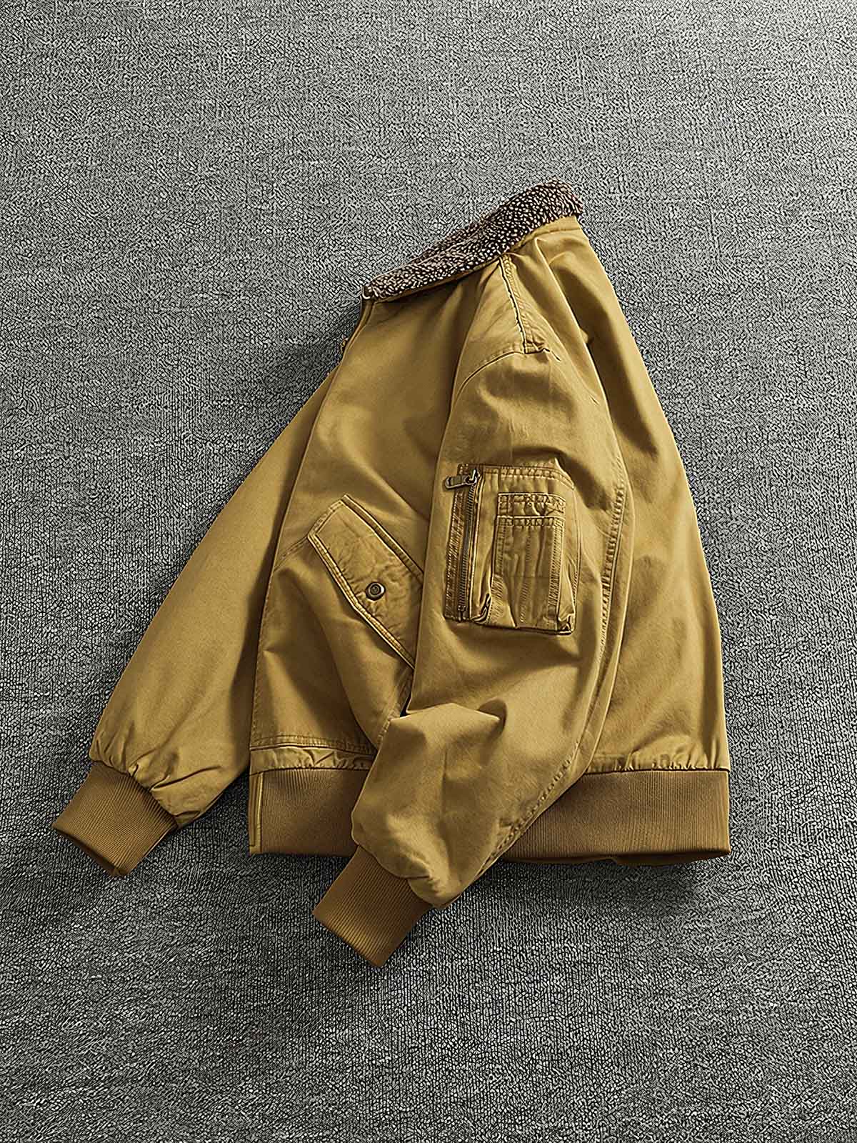 製品画像: 裏起毛厚手フライトジャケットの正面展示画像、アメカジスタイルでデザインされた高密度コットン生地と優れた保温性を提供するジャケット。
詳細画像: フライトジャケットの袖口と裾の高密度リブデザインのディテール、裏起毛で暖かさを強化し、立体感のあるシルエットを演出。