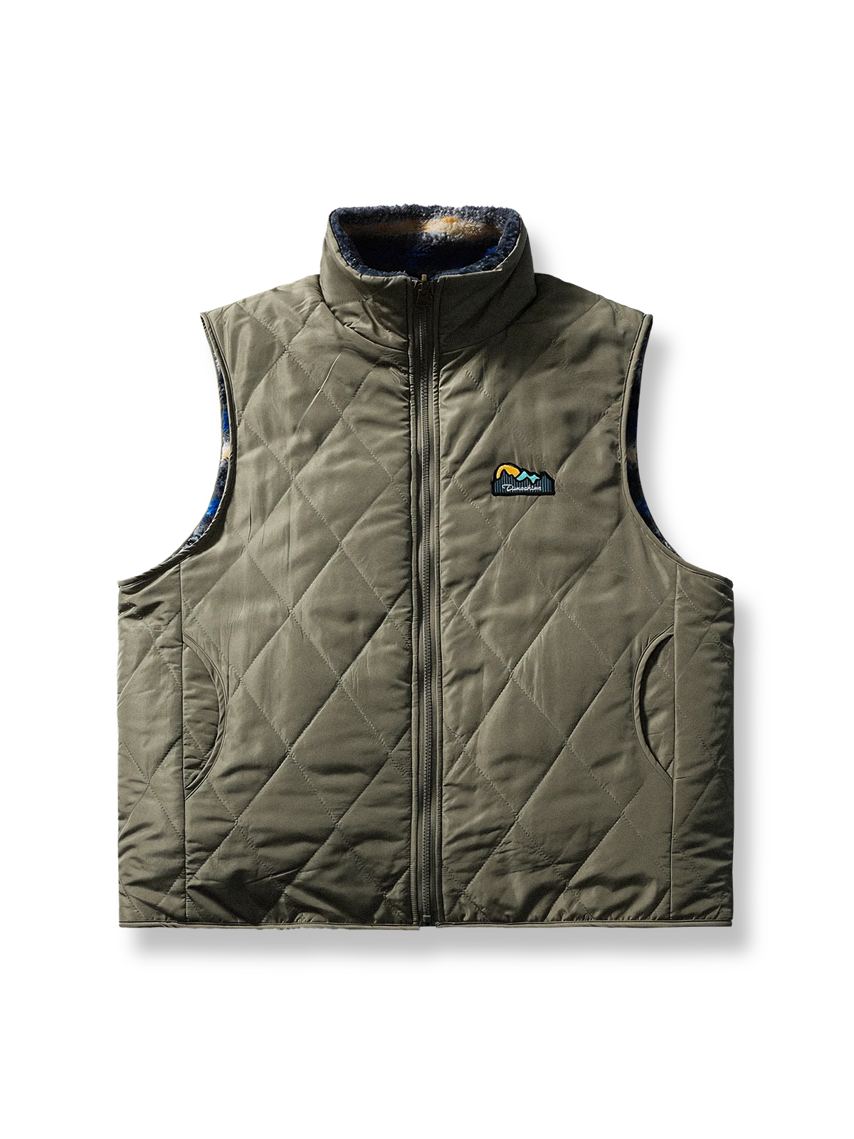 製品画像: リバーシブルデザインのラムファーワークベスト正面展示画像、民族風スタイルで暖かさと快適さを提供するユニセックスアイテム。
詳細画像: ベストの内側に施されたラムファーのディテールアップ、リバーシブルデザインによるコーディネートの幅が広がる特徴。