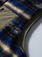 製品画像: リバーシブルデザインのラムファーワークベスト正面展示画像、民族風スタイルで暖かさと快適さを提供するユニセックスアイテム。
詳細画像: ベストの内側に施されたラムファーのディテールアップ、リバーシブルデザインによるコーディネートの幅が広がる特徴。