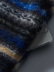 製品画像: リバーシブルデザインのラムファーワークベスト正面展示画像、民族風スタイルで暖かさと快適さを提供するユニセックスアイテム。
詳細画像: ベストの内側に施されたラムファーのディテールアップ、リバーシブルデザインによるコーディネートの幅が広がる特徴。