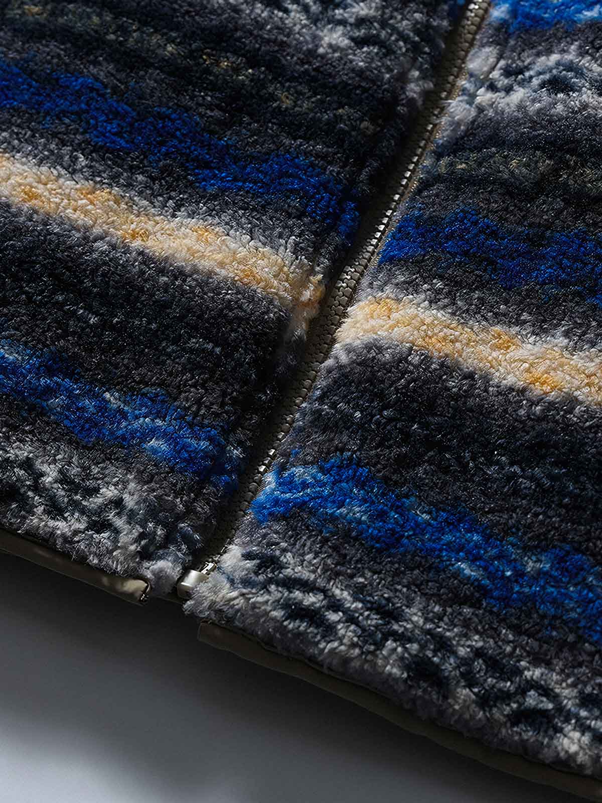 製品画像: リバーシブルデザインのラムファーワークベスト正面展示画像、民族風スタイルで暖かさと快適さを提供するユニセックスアイテム。
詳細画像: ベストの内側に施されたラムファーのディテールアップ、リバーシブルデザインによるコーディネートの幅が広がる特徴。