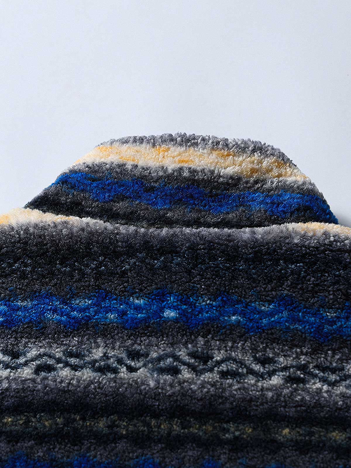 製品画像: リバーシブルデザインのラムファーワークベスト正面展示画像、民族風スタイルで暖かさと快適さを提供するユニセックスアイテム。
詳細画像: ベストの内側に施されたラムファーのディテールアップ、リバーシブルデザインによるコーディネートの幅が広がる特徴。