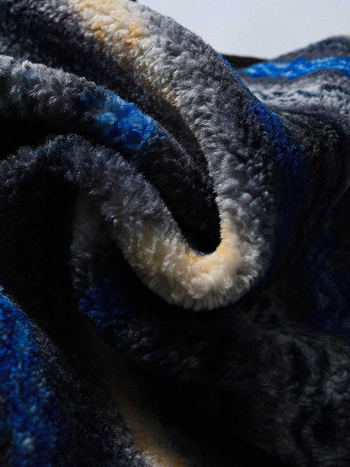 製品画像: リバーシブルデザインのラムファーワークベスト正面展示画像、民族風スタイルで暖かさと快適さを提供するユニセックスアイテム。
詳細画像: ベストの内側に施されたラムファーのディテールアップ、リバーシブルデザインによるコーディネートの幅が広がる特徴。