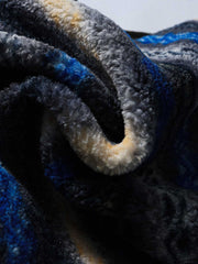 製品画像: リバーシブルデザインのラムファーワークベスト正面展示画像、民族風スタイルで暖かさと快適さを提供するユニセックスアイテム。
詳細画像: ベストの内側に施されたラムファーのディテールアップ、リバーシブルデザインによるコーディネートの幅が広がる特徴。