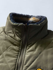 製品画像: リバーシブルデザインのラムファーワークベスト正面展示画像、民族風スタイルで暖かさと快適さを提供するユニセックスアイテム。
詳細画像: ベストの内側に施されたラムファーのディテールアップ、リバーシブルデザインによるコーディネートの幅が広がる特徴。