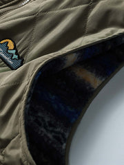 製品画像: リバーシブルデザインのラムファーワークベスト正面展示画像、民族風スタイルで暖かさと快適さを提供するユニセックスアイテム。
詳細画像: ベストの内側に施されたラムファーのディテールアップ、リバーシブルデザインによるコーディネートの幅が広がる特徴。