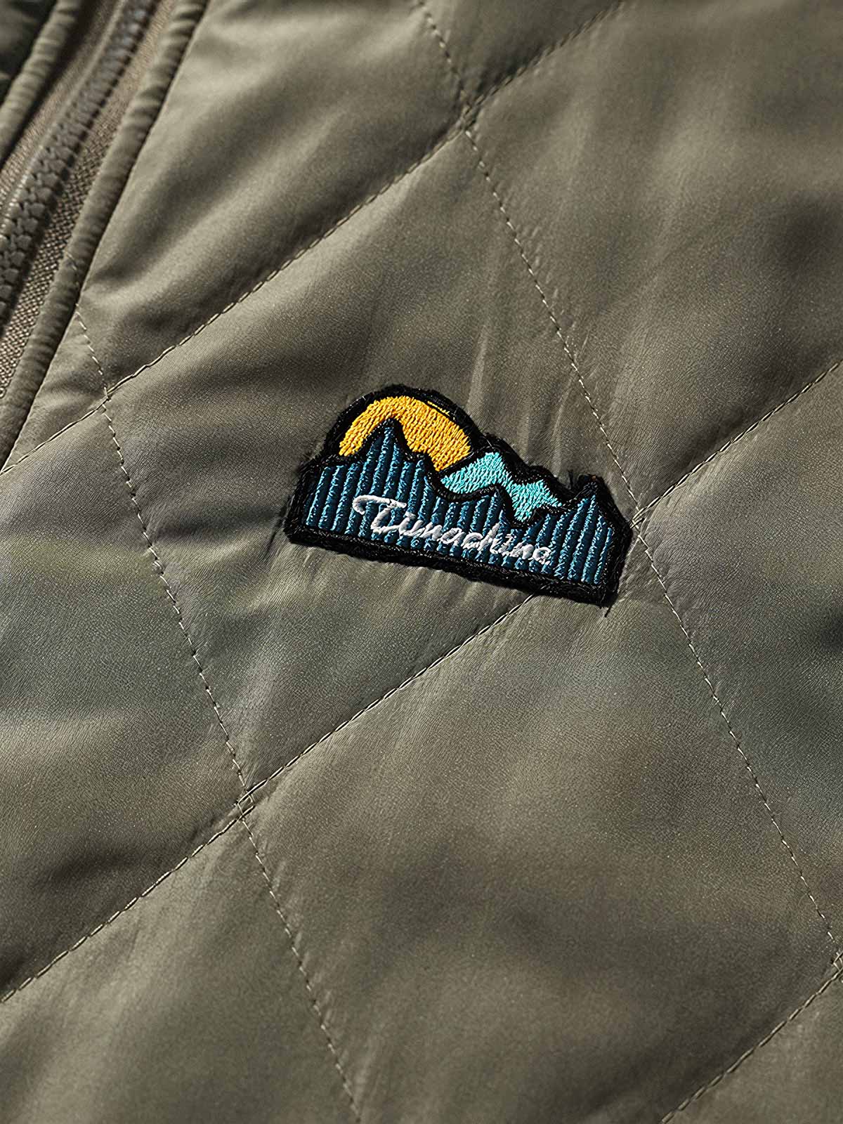 製品画像: リバーシブルデザインのラムファーワークベスト正面展示画像、民族風スタイルで暖かさと快適さを提供するユニセックスアイテム。
詳細画像: ベストの内側に施されたラムファーのディテールアップ、リバーシブルデザインによるコーディネートの幅が広がる特徴。