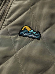 製品画像: リバーシブルデザインのラムファーワークベスト正面展示画像、民族風スタイルで暖かさと快適さを提供するユニセックスアイテム。
詳細画像: ベストの内側に施されたラムファーのディテールアップ、リバーシブルデザインによるコーディネートの幅が広がる特徴。