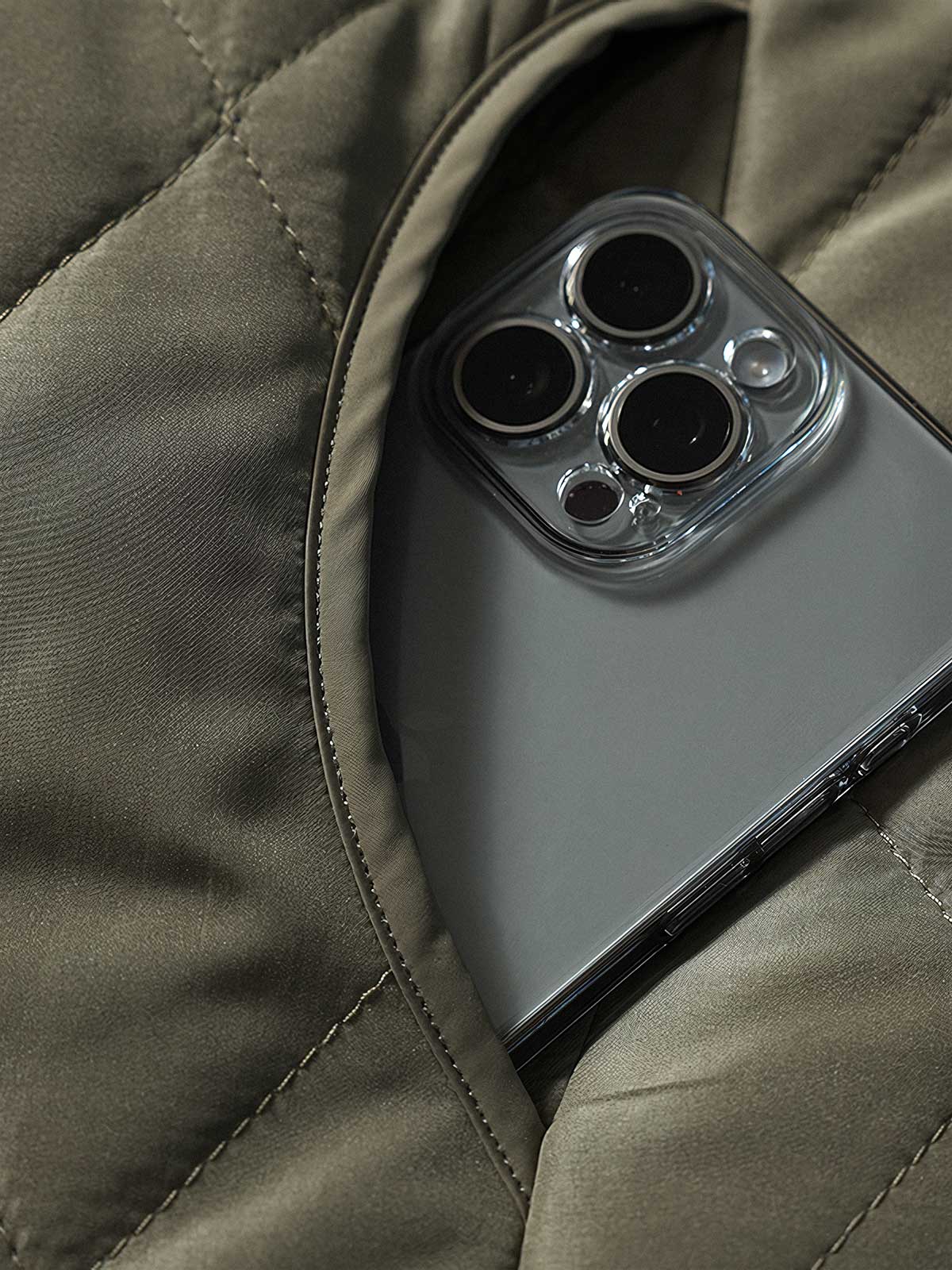 製品画像: リバーシブルデザインのラムファーワークベスト正面展示画像、民族風スタイルで暖かさと快適さを提供するユニセックスアイテム。
詳細画像: ベストの内側に施されたラムファーのディテールアップ、リバーシブルデザインによるコーディネートの幅が広がる特徴。