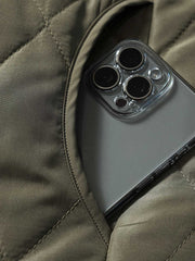 製品画像: リバーシブルデザインのラムファーワークベスト正面展示画像、民族風スタイルで暖かさと快適さを提供するユニセックスアイテム。
詳細画像: ベストの内側に施されたラムファーのディテールアップ、リバーシブルデザインによるコーディネートの幅が広がる特徴。